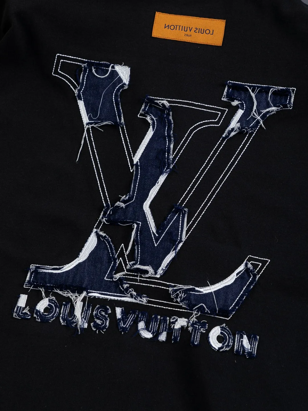 🅿️210 Louis Vuitton 1V LV lv slightly wide version S-XL LV 26ss new products are available at counters simultaneously. Multiple craftsmanship. Front and rear denim patch letters🪡 embroidery. Round neck short-sleeved T-shirt, same style for men and women! Consigned to one-to-one creation. Synchronized with the official website, pure cotton fabrics at the counter! It is close to the skin and comfortable, durable and easy to wear. It has a classic and simple logo design and meticulous original craftsmanship. Short-sleeves, a must-have item for men, do not appear to be the same for the general public, but must be unique and eye-catching. This LV short-sleeve is all about quality, comfort, the same shape and fashion as always, including fabrics and cutting techniques. All of them have been made with great effort! 320 grams of washed pure cotton fabric, pure cotton is breathable, very refreshing and comfortable for daily wear. The rib knitting on the neckline is smooth and tight, and the neckline will not be skewed if you toss it at will. The loose version, you will find that it looks really good on the upper body. The overall is minimalist and neat, super versatile for daily use! Pair it casually with a pair of pants for a youthful look. A T-shirt will make your outfit crazy. It is a fashionable item that can never go wrong! Color: Black White Size: S-XL Size chart: S: Shoulder width 50-Bust 56-Length 70 M: Shoulder width 52-Bust 57-Length 72 L: Shoulder width 54-Bust 59-Length 74 XL: Shoulder width 56-Bust 62-Length 76